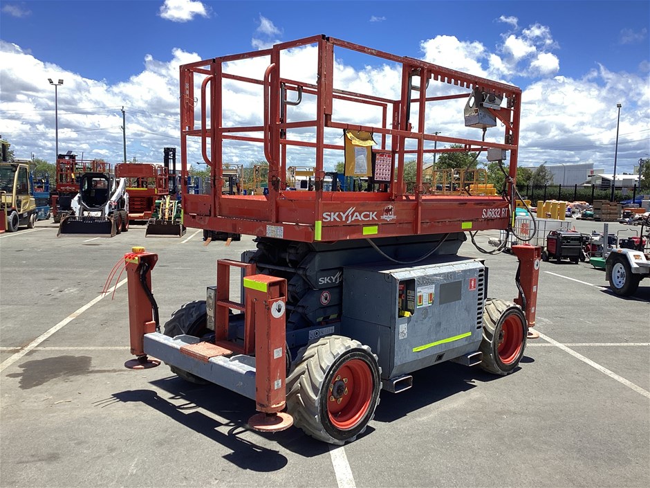 2015 SkyJack SJ6832RT Scissor Lift