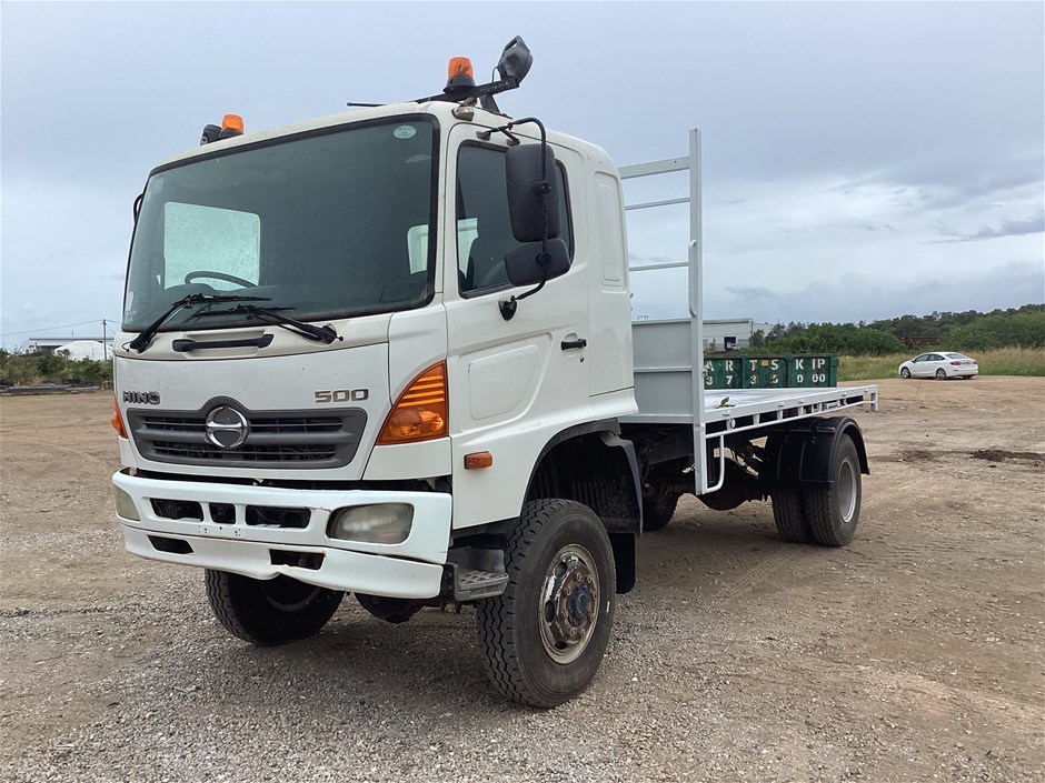 2008 Hino Gt1j 4 X 4 Tray Body Truck