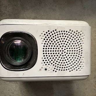 KOGAN S3 Full HD Smart Projector - (KAPRLS03PEA). NB: SECONDS. Photos as is