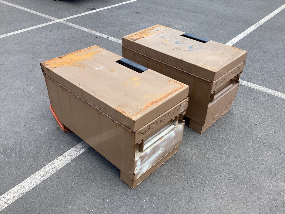 <p>Site Boxes, Lifting Chains, Hooks and Chain Blocks</p>