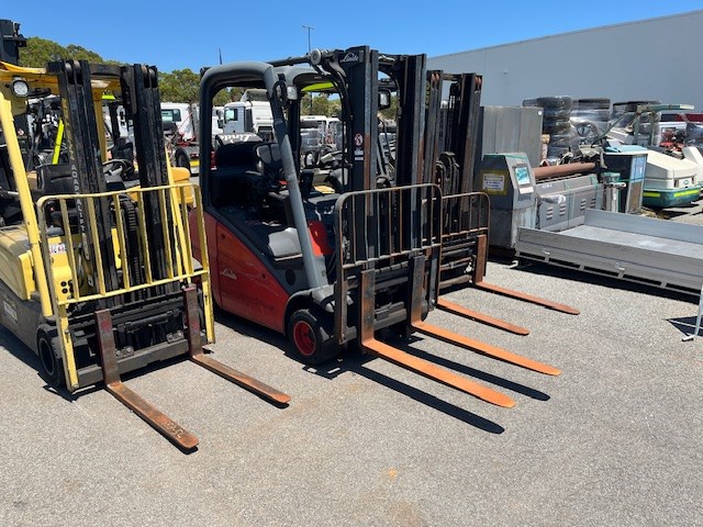 <p>Linde H18 Counterbalance Forklift</p>