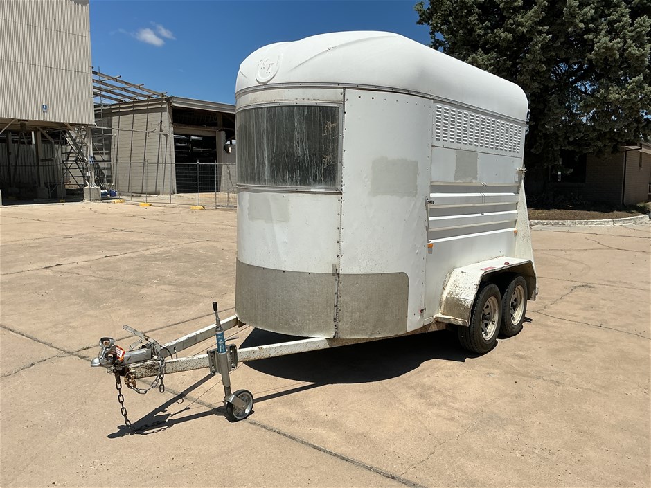 <p>2006 Kara Kar Tandem Horse Float Trailer</p>