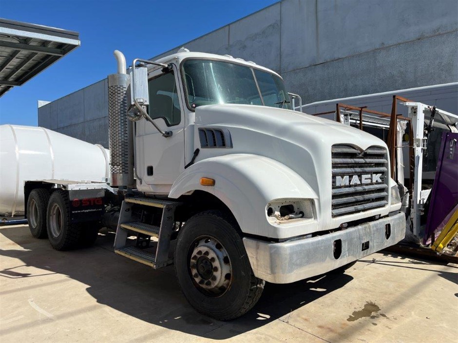 <p><strong>2015 Mack CSMR 6X4 Cab Chassis Truck</strong></p>
