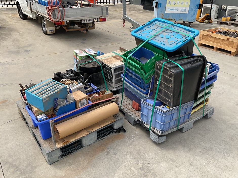 <p>Assorted Sundry Items</p>