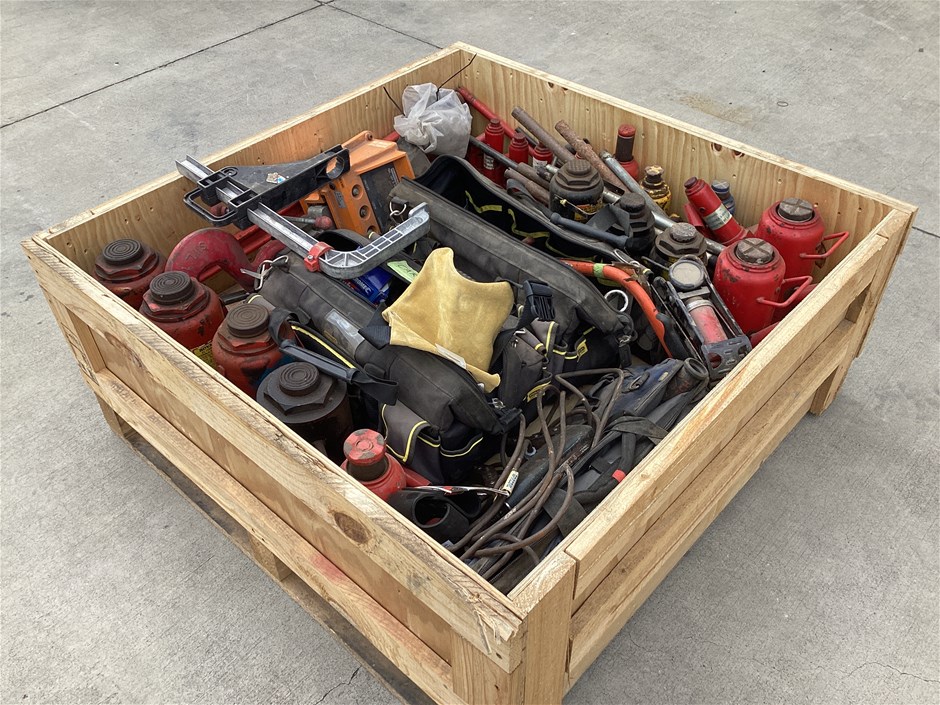 <p>Assorted Hydraulic Jacks, Crane Scales and Workshop Sundry items</p>