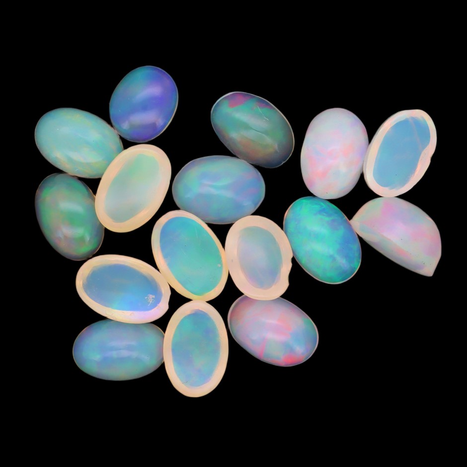 4.66 Carats White Color-Play Opal