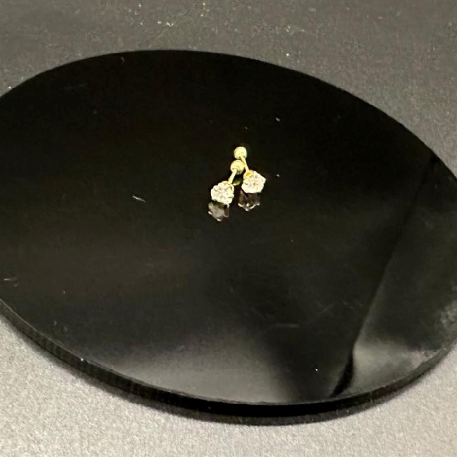 Last Piece - Minimalist Earrings in Gold