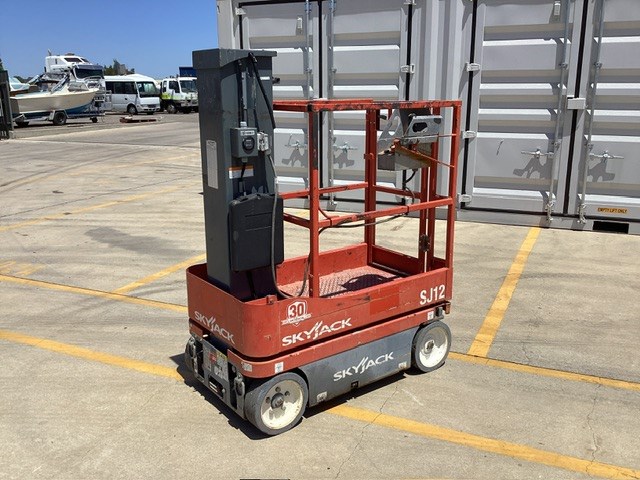 <p>2015 Skyjack SJ12 Vertical Man Lift</p>