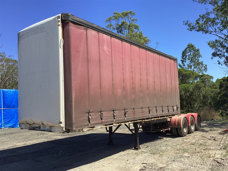 <p>2004 MaxiTrans ST3 Triaxle Curtainsider A Trailer</p>