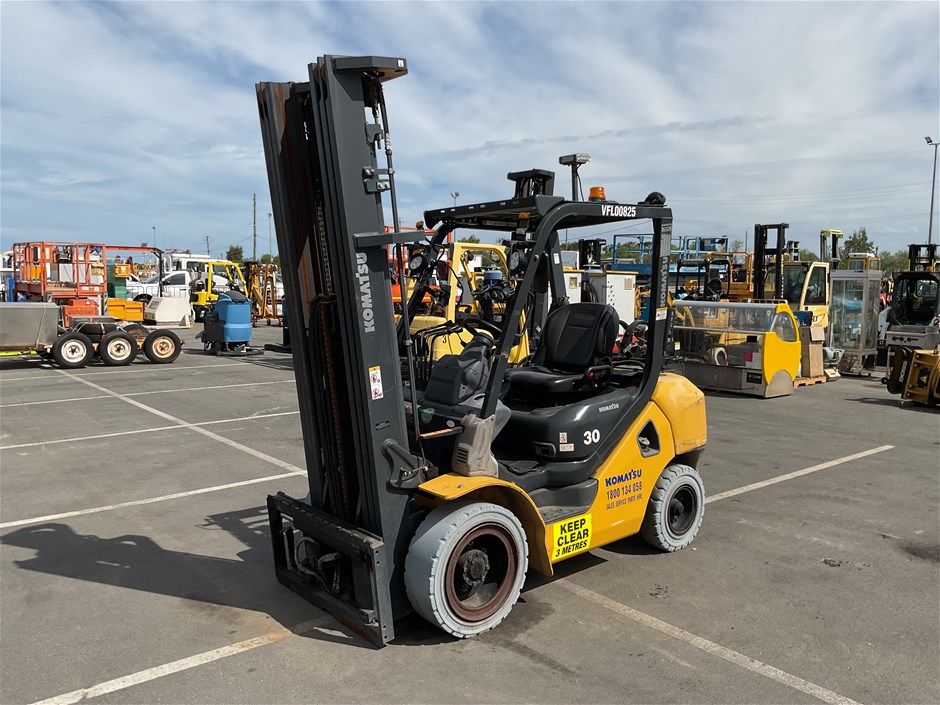<p>Komatsu FG30T-17 Counterbalance Forklift</p>