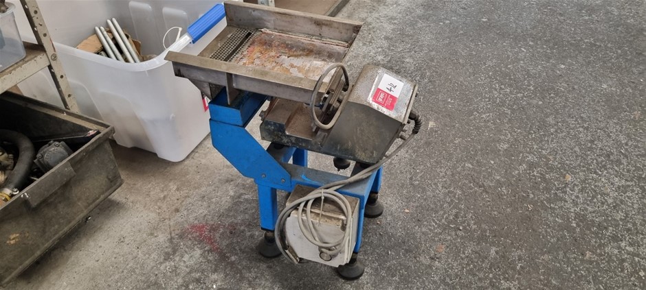 Deskmount small parts swarf separator