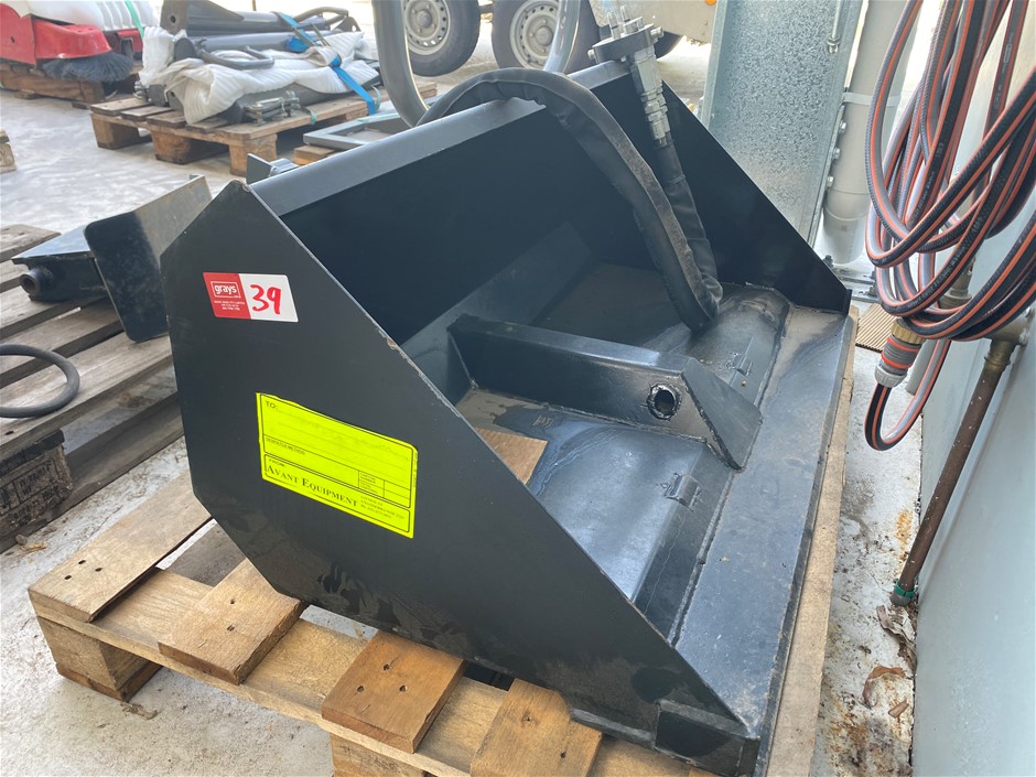 Unused Avant Mini Loader Hydraulic Bucket & Hitch
