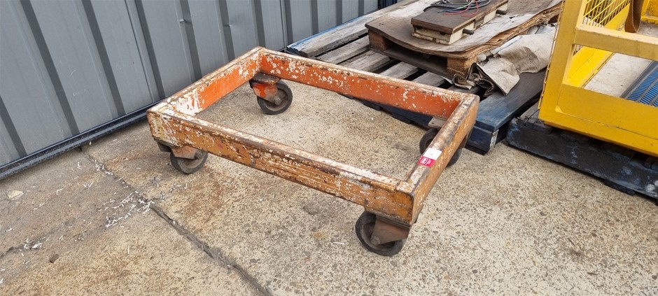 Floor dolly on wheels