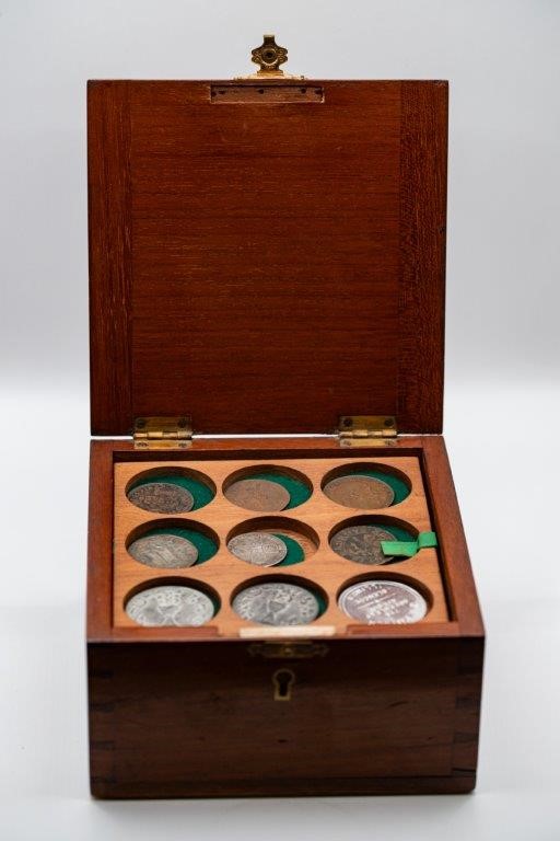 Approx. 31 x Asstd World Coins In A 6 Tray Timber Coin Box