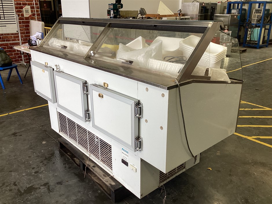 <p>Display Freezer</p>