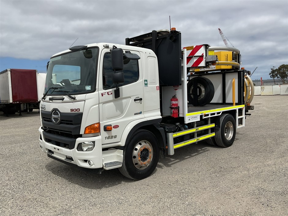<p>2018 Hino  FG 500 4 x 2 Attenuator Truck</p>
