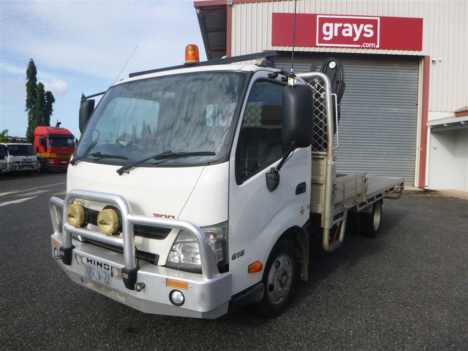 <p>2015 Hino 300 series 4 x 2 Tray Body Truck</p>