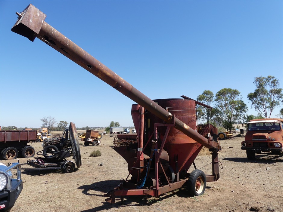 <B>New Holland 352 Seed Grinder/Mixer</B>