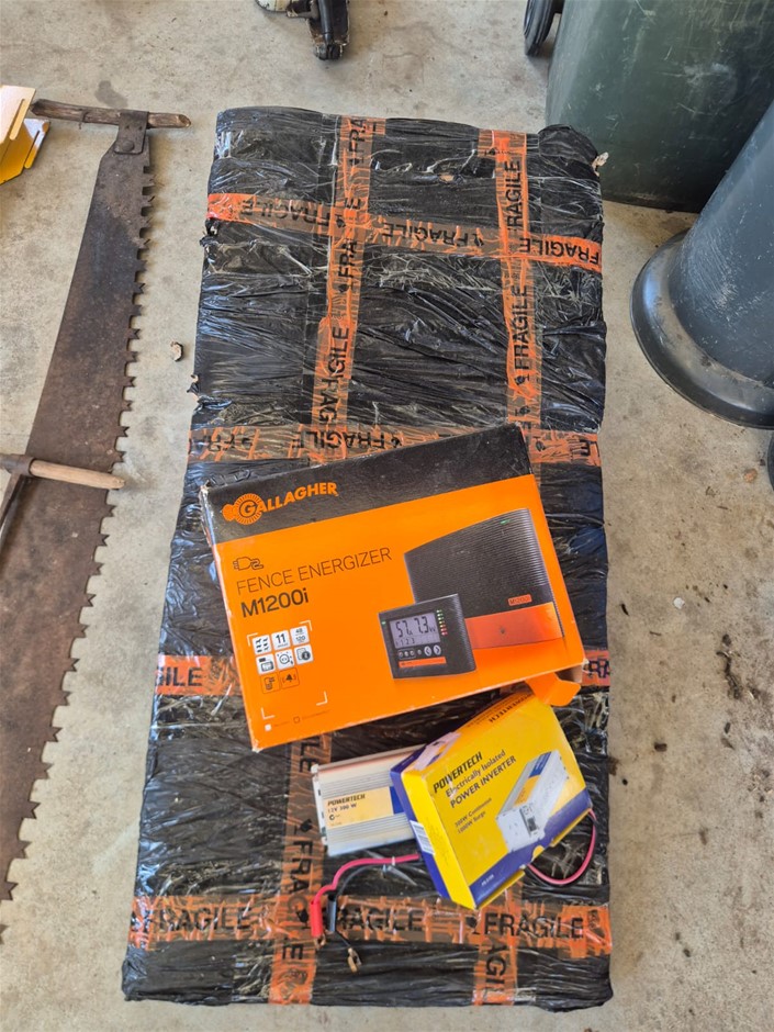 Unused Gallagher M1200i Fence Energizer with Solar Panel