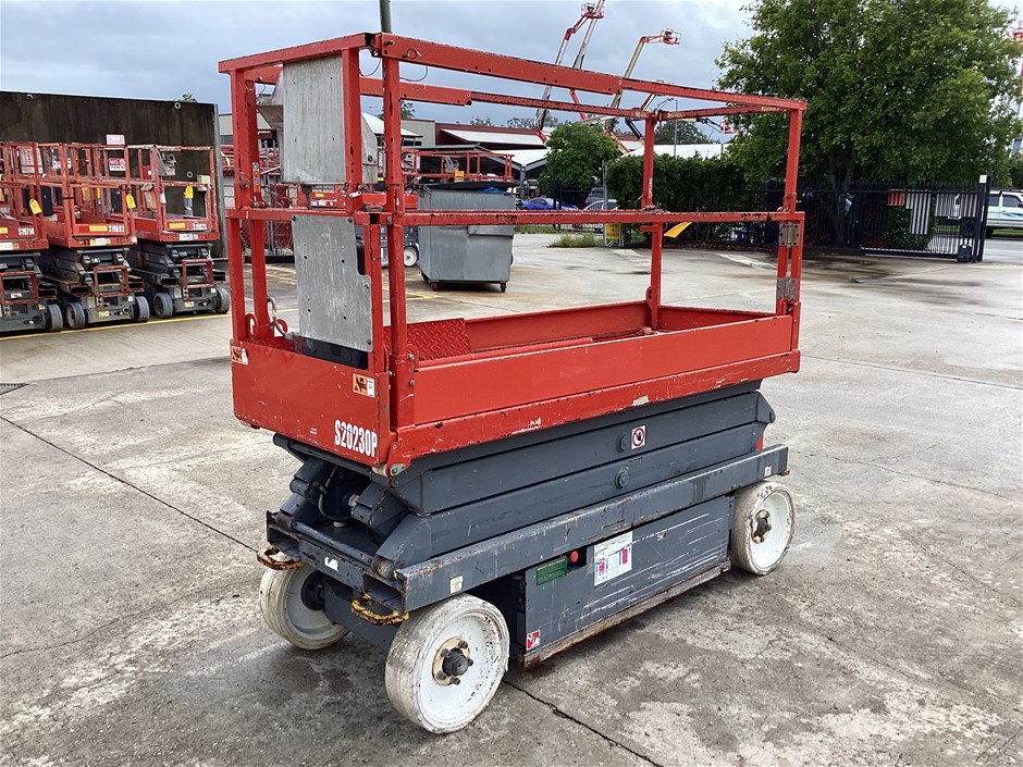 <p>2014 Skyjack SJ3320 Scissor Lift</p>