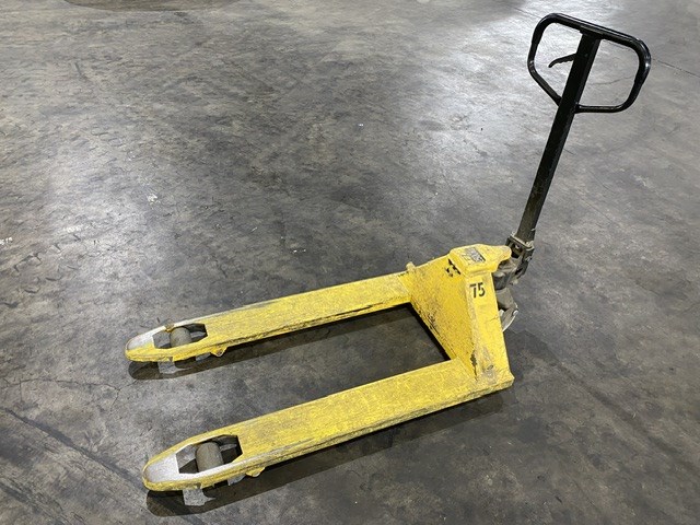 <p>Yellow 2500kg Pallet Jack</p>