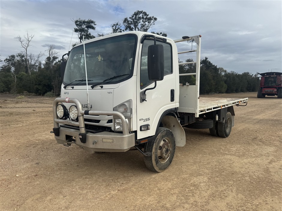<B>2015 Isuzu NH NP Tray Body Truck</B>