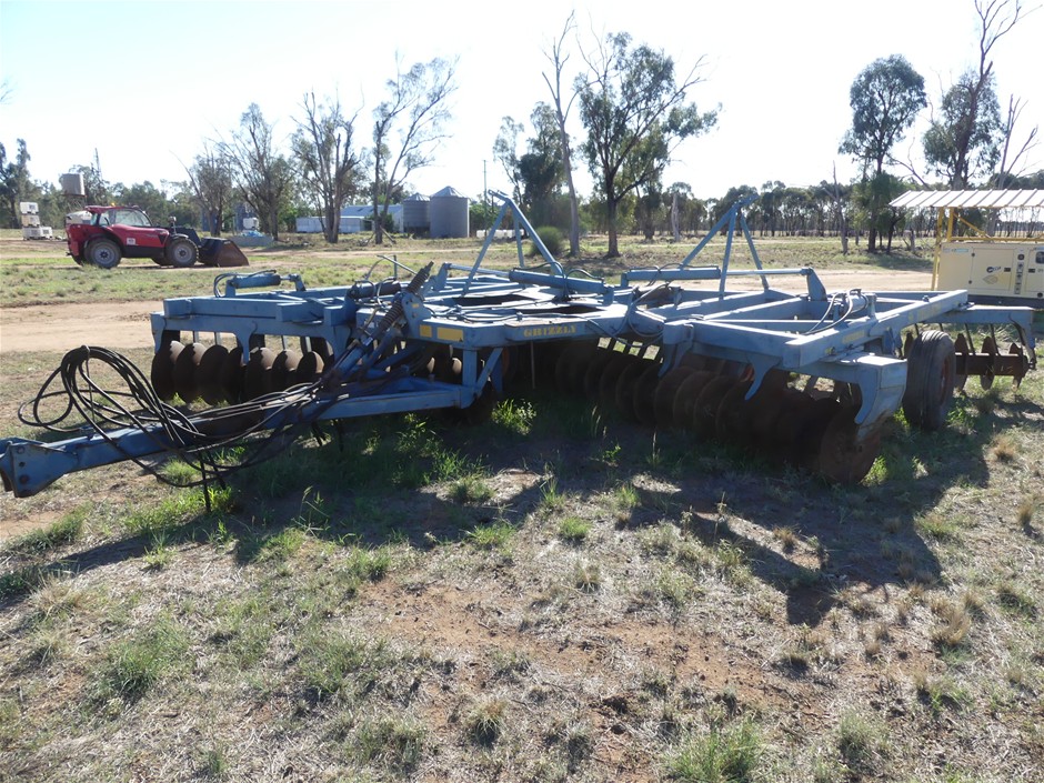 <B>Grizzly Field Boss 56 Disc Plough Folding Wing 7 Metre (Off-Set)</B>