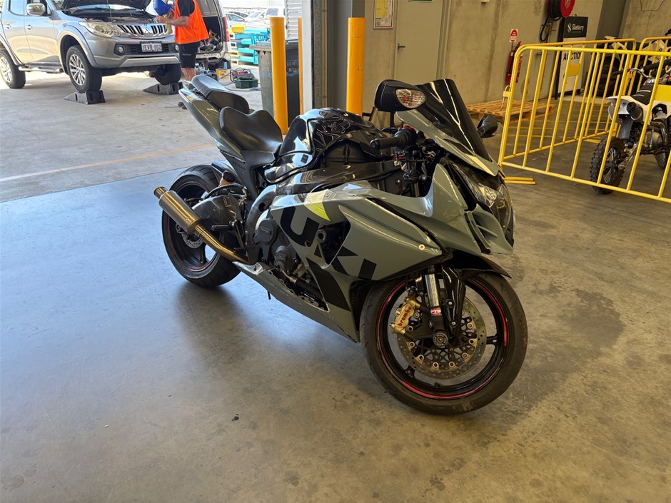 <p>2014 Suzuki GSX-R Motorcycle</p>