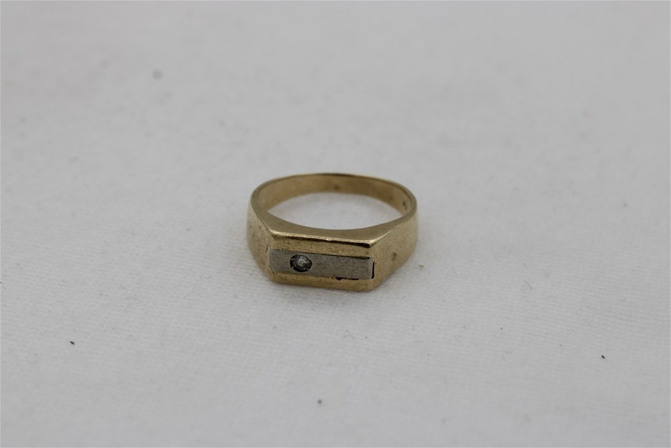 A Stamped 9ct Yellow and White Gold Flat Top Signet Ring Set