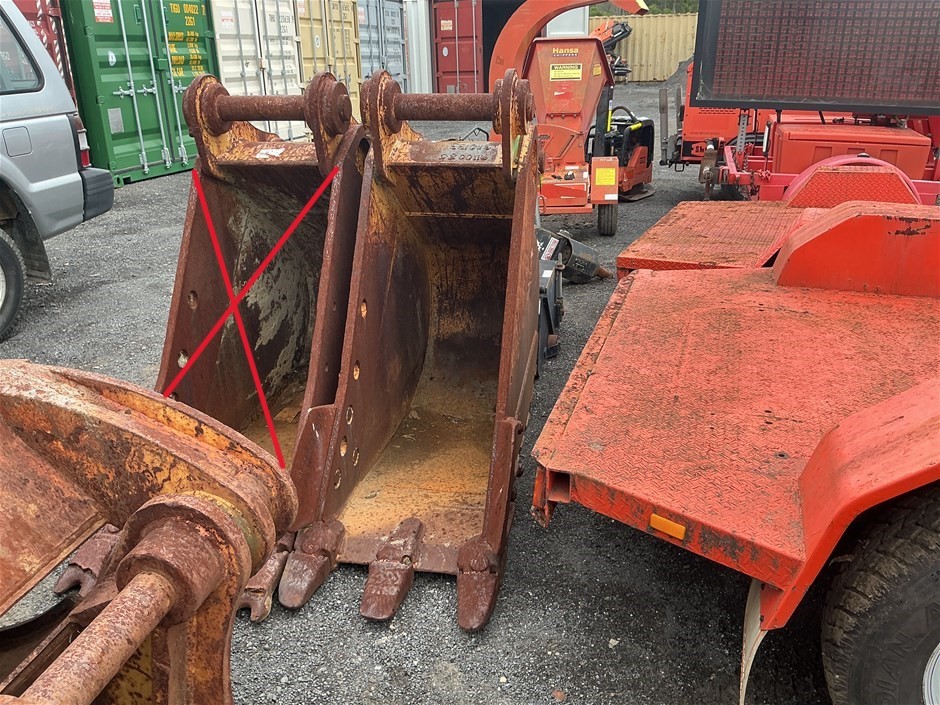 CAT Suit D320 Bucket Attachment