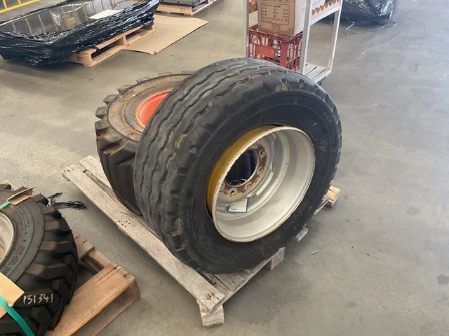 <p>12-16.5 Tyre On 8 Stud Rim, 33 x 15.50-16 Tyre On 9 Stud Rim</p>