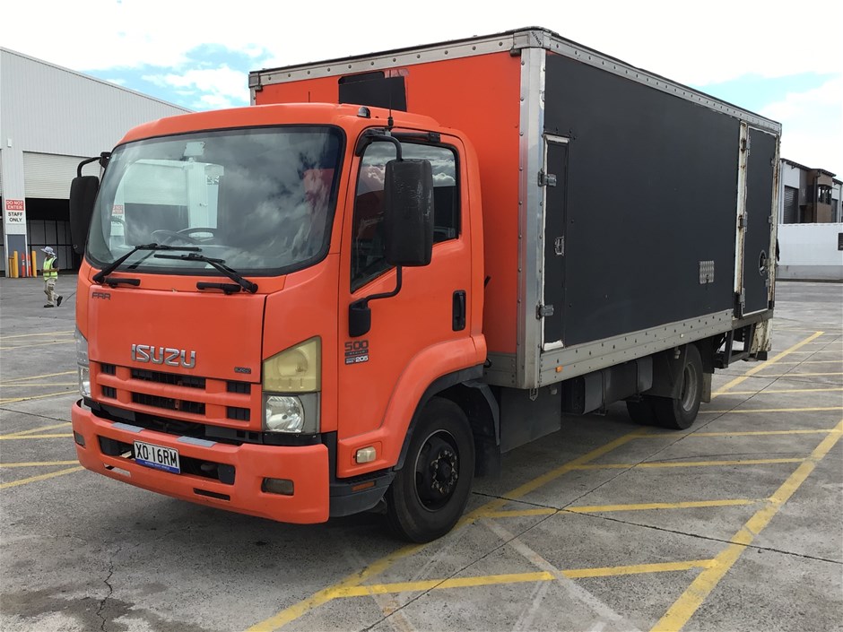<p>2008 Isuzu FRR500 4 x 2 Pantech Truck</p>