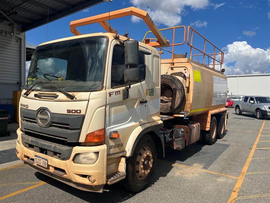 <p>2019 Hino 500 6 x 4 Water Truck</p>