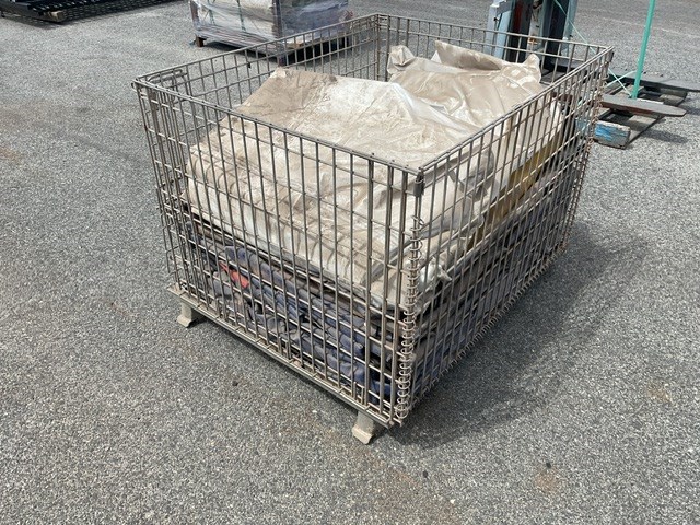 <p>1 x Large Welding Humpy Cver And Assorted Tarps</p>