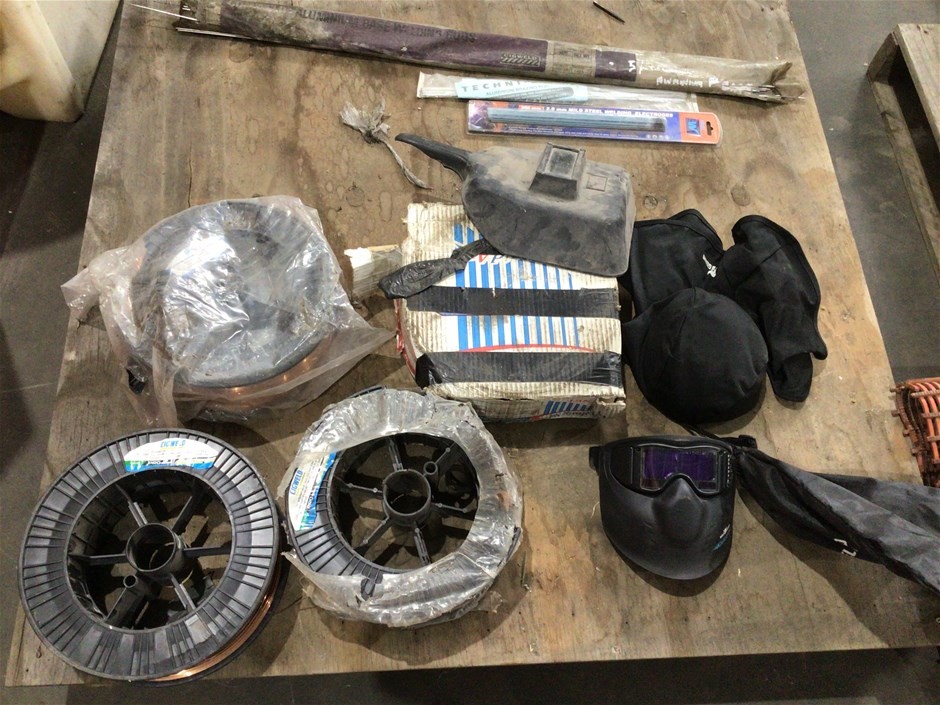 <p>Rolls of Welding Wire x4 & Assorted Items</p>