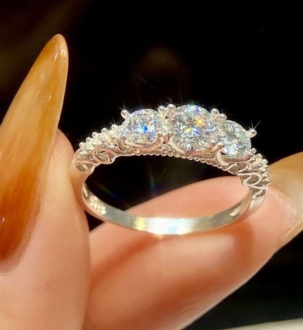 GRA Moissanite white 18k white Gold Vermeil Ring -7US