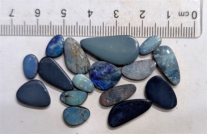 39 carats OPAL Doublet Gemstones