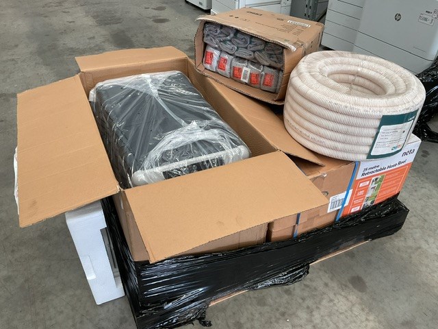 <p>Pallet of Unclaimed Freight </p>