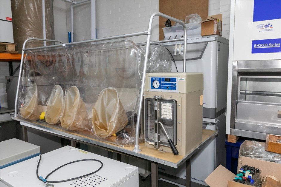 Anaerobic Vinyl Glove Isolation Chamber