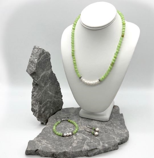 10mm Green Flower Jade 'O' Toggle Gemstone Jewellery Jewellery Set