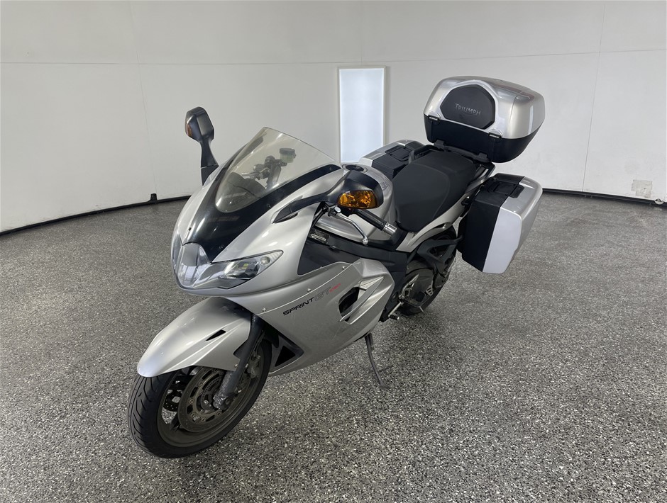 <p>2010 Triumph Sprint GT 1050 T200 SERIES Road Motorcycle</p>