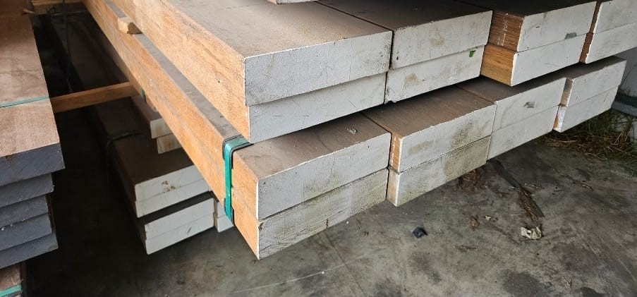 Keruing Laminated Beam GL19 240x65 at 6.0m