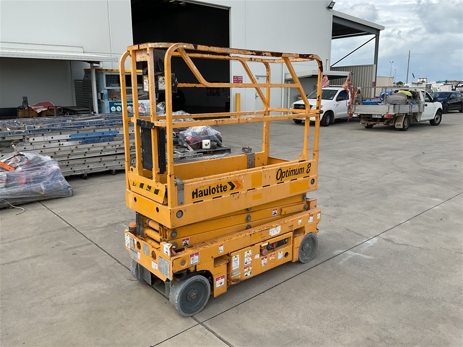 <p>2015 Haulotte OBHMUM8.1 Scissor Lift</p>
