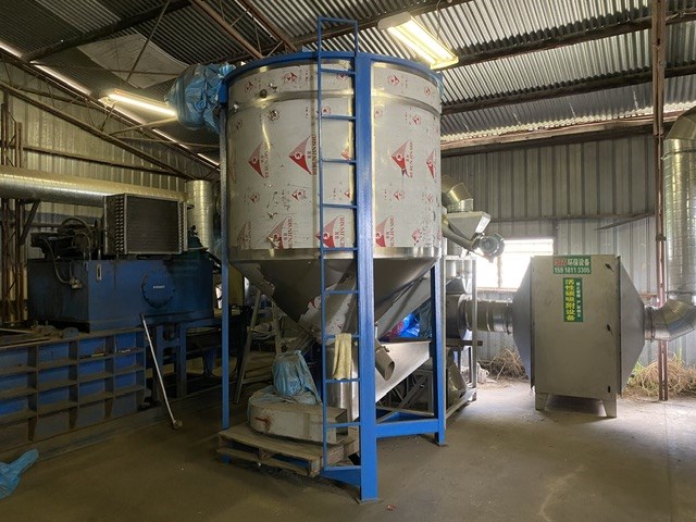 <p>Hua Xaing Custom Plastic Pellet Hopper</p>