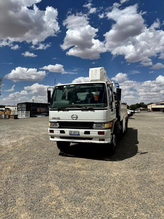 1999 Hino   6 x 2 Cab Chassis Truck