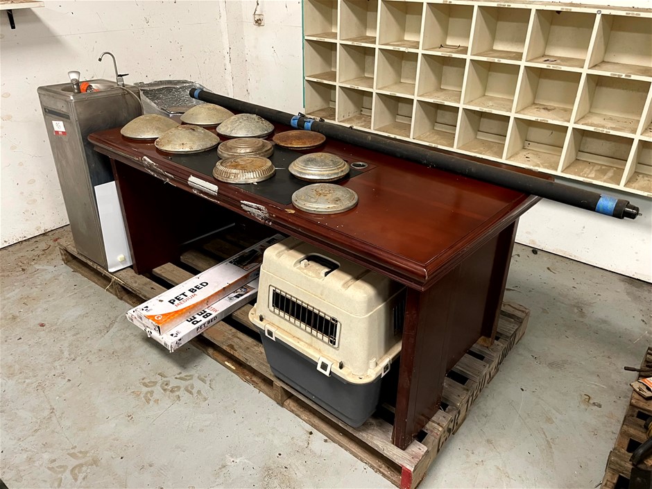 <p>Water Chiller, Large Office desk and Pet Equipment </p>