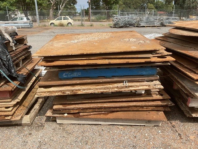 <p>Approx 25 Sheets Of Assorted Steel Plate</p>