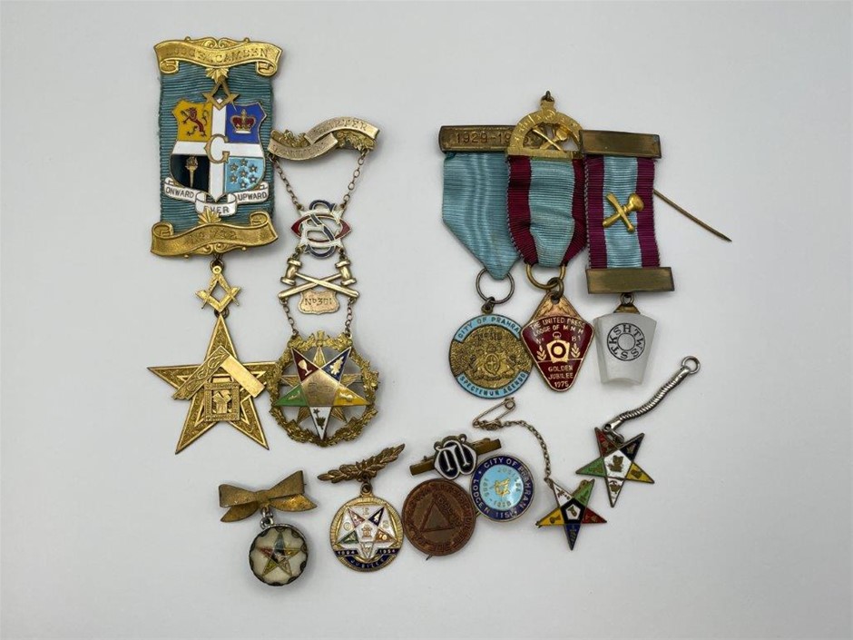 12 x Asstd Freemasons Lodge Jewells & Masonic Lodges(2 x 9Ct gold)