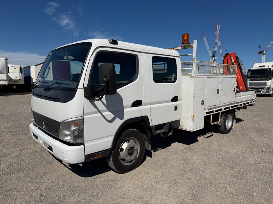 <p>2010 Mitsubishi Canter 4 x 2 Service Truck</p>