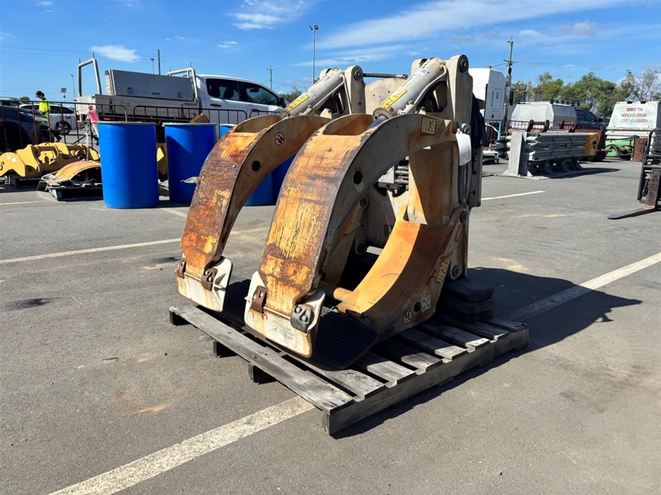 <p>Cascade Forklift Rotating Roll Clamp Attachment</p>